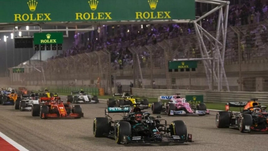 Carros de Fórmula 1 na pista, durante uma corrida