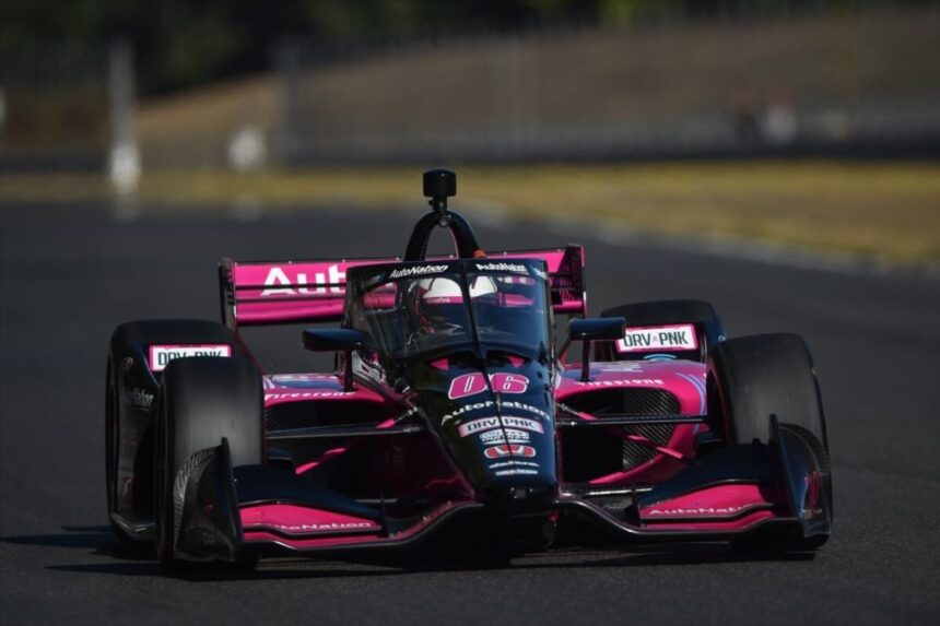 Carro de Fórmula Indy na pista