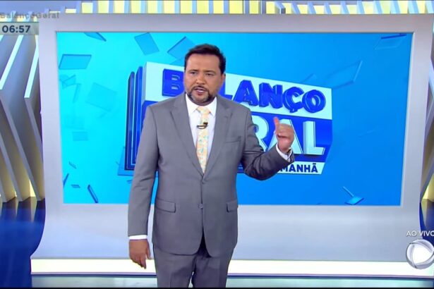 Geraldo Luís em frente ao telão nos estúdios do Balanço Geral Manhã, durante uma das edições do jornalístico