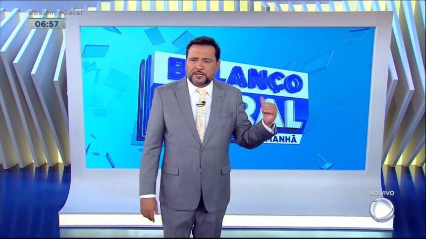 Geraldo Luís em frente ao telão nos estúdios do Balanço Geral Manhã, durante uma das edições do jornalístico