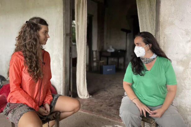 A repórter Cláudia Gaigher entrevista a atriz Alanis Guillen, em trecho do Globo Repórter nos bastidores da gravação da novela Pantanal