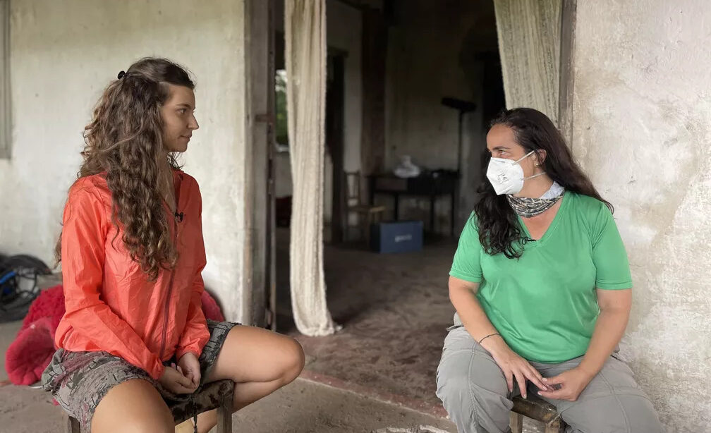 A repórter Cláudia Gaigher entrevista a atriz Alanis Guillen, em trecho do Globo Repórter nos bastidores da gravação da novela Pantanal