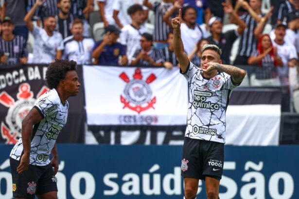 Gustavo Silva comemorando um gol com a camisa do Corinthians