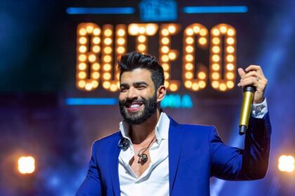 Cantor Gusttavo Lima durante um show com os escritos Buteco atrás no cenário