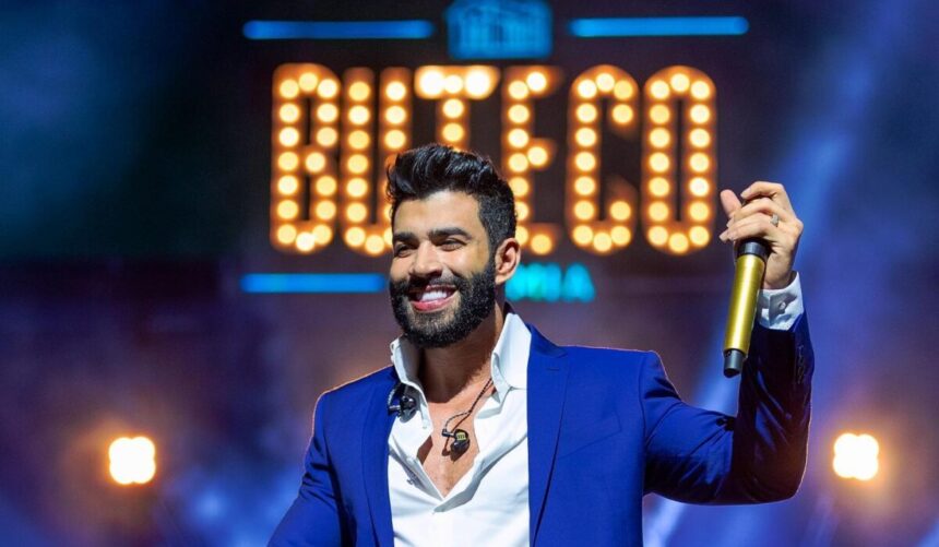 Cantor Gusttavo Lima durante um show com os escritos Buteco atrás no cenário