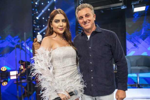 Jade Picon e Luciano Huck no palco do Domingão com Huck