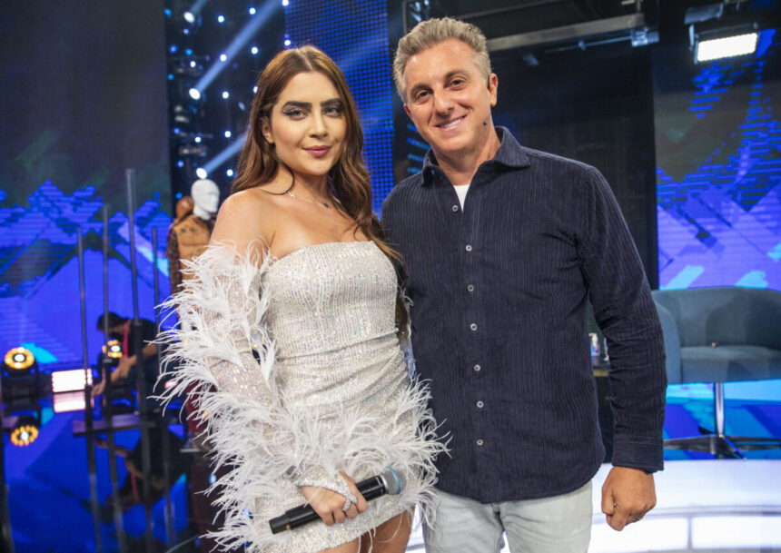 Jade Picon e Luciano Huck no palco do Domingão com Huck