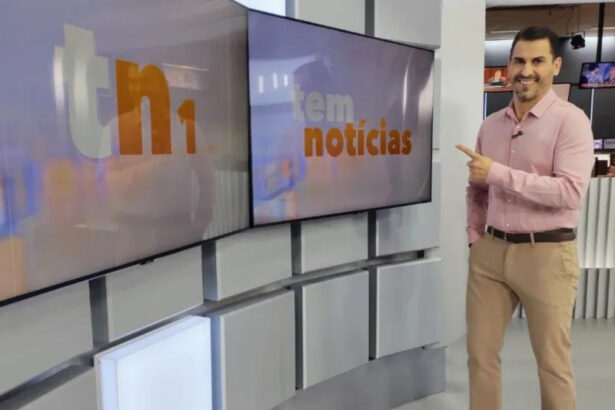 Jocelito Paganelli nos estúdios da TV Tem, apontando para os televisores