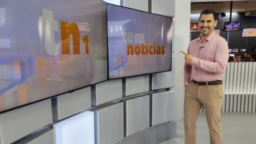 Jocelito Paganelli nos estúdios da TV Tem, apontando para os televisores