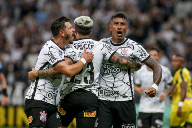 Jogadores comemorando um gol com a camisa do Corinthians