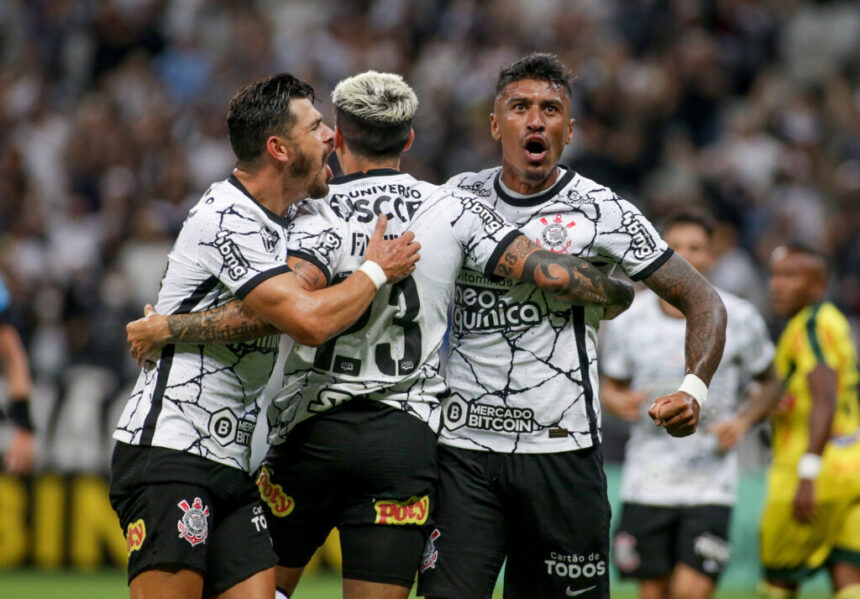 Jogadores comemorando um gol com a camisa do Corinthians