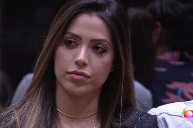 Laís sentada no sofá do BBB 22 poucos minutos antes de ser eliminada