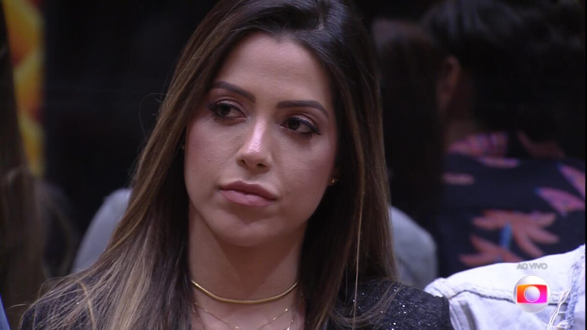 Laís sentada no sofá do BBB 22 poucos minutos antes de ser eliminada