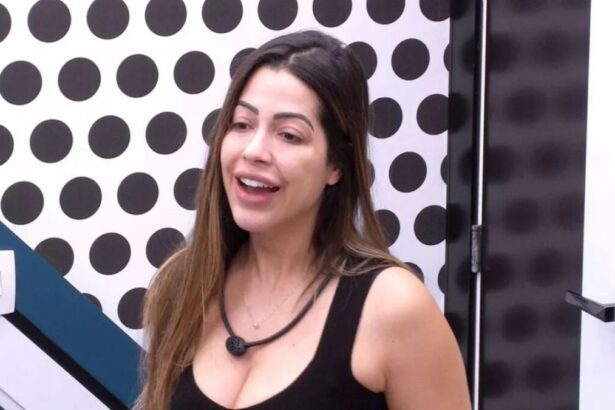 Laís com blusa preta no BBB 22.