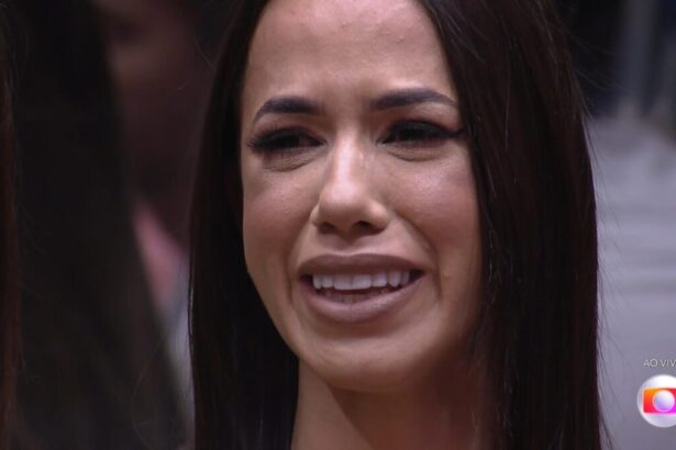 Larissa chorando no sofá do BBB 22 antes da eliminação