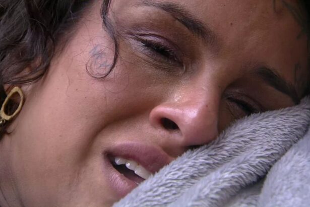 Linn chorando na quarto do BBB 22