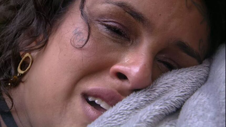 Linn chorando na quarto do BBB 22