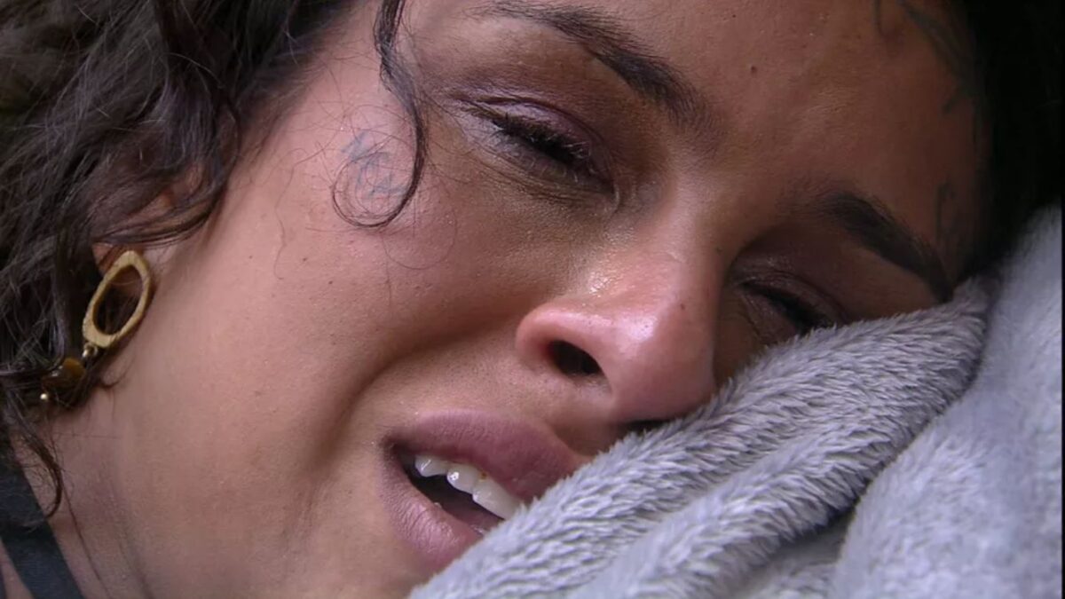 Linn chorando na quarto do BBB 22