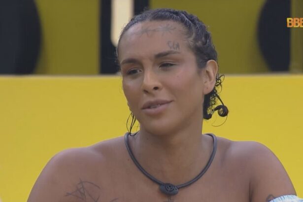 Linn da Quebrada sentada na mesa almoçando com Lucas no BBB 22