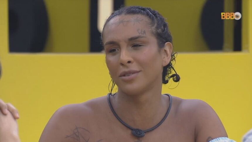 Linn da Quebrada sentada na mesa almoçando com Lucas no BBB 22