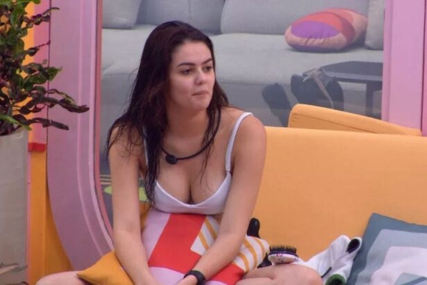 Eslovênia sentada na área externa do BBB 22.