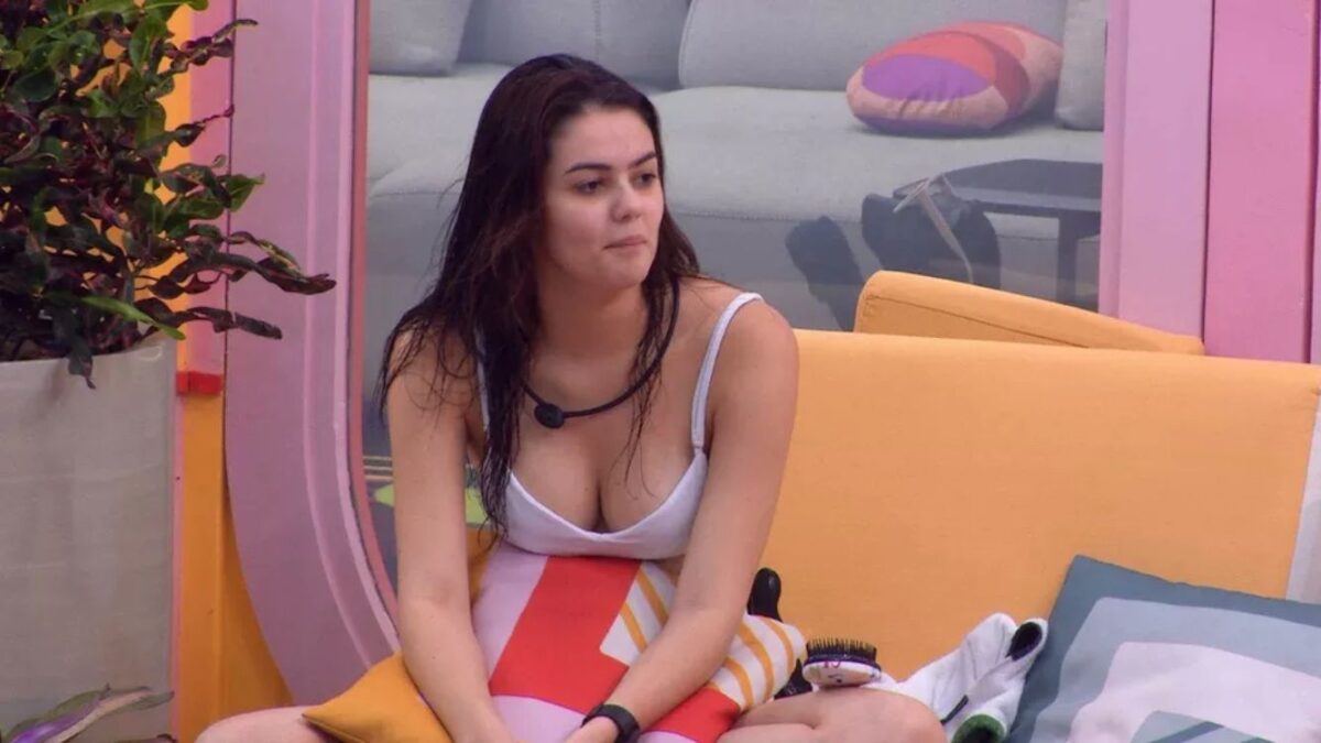 Eslovênia sentada na área externa do BBB 22.