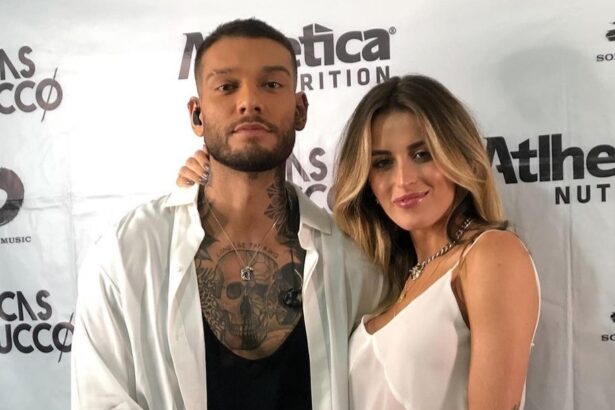 Lucas Lucco e Lorena Carvalho abraçados e juntos, em foto posada durante um evento