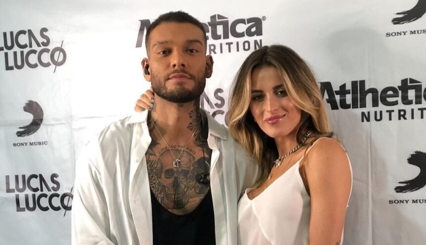 Lucas Lucco e Lorena Carvalho abraçados e juntos, em foto posada durante um evento