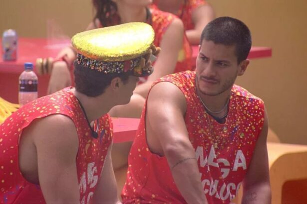 Arthur com pernas cruzadas, Lucas de frente conversando sobre o jogo no BBB 22.