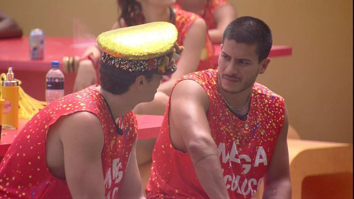 Arthur com pernas cruzadas, Lucas de frente conversando sobre o jogo no BBB 22.