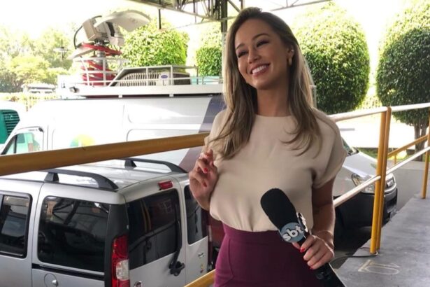 Marcela Munhoz me bastidor de uma reportagem para o SBT