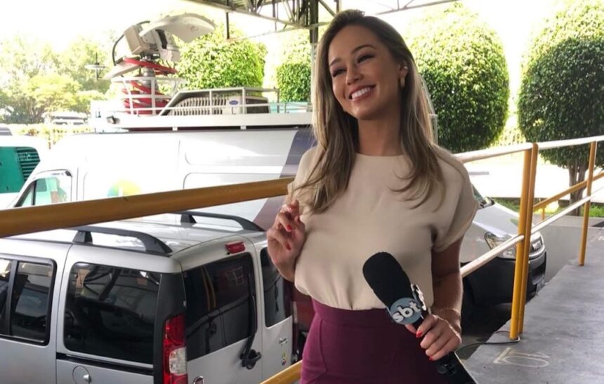 Marcela Munhoz me bastidor de uma reportagem para o SBT