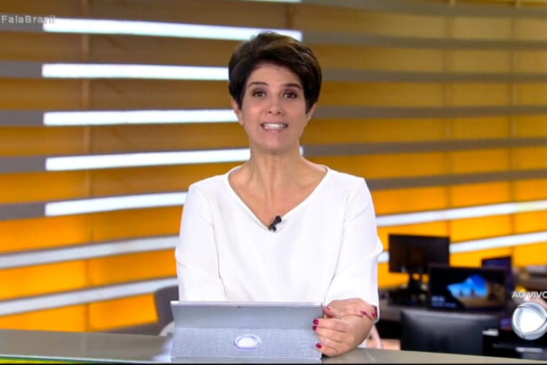 Mariana Godoy com uma blusa branca, sentada na bancada do Brasil, durante a edição de 11 de março de 2022