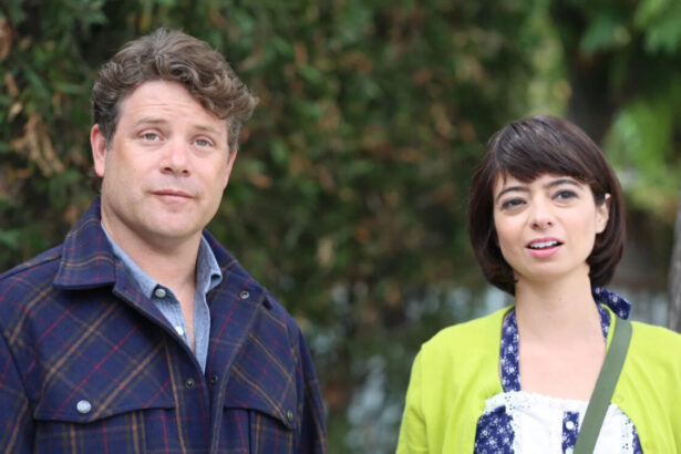 Sean Astin e Kate Micucci em trecho do filme Meu Namorado É O Bicho