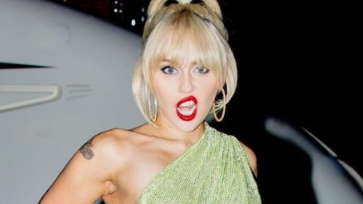 Miley Cyrus em foto posada