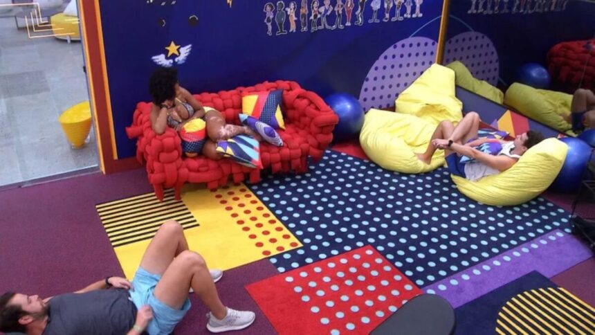 Lucas e Natália sentados na academia do BBB 22.