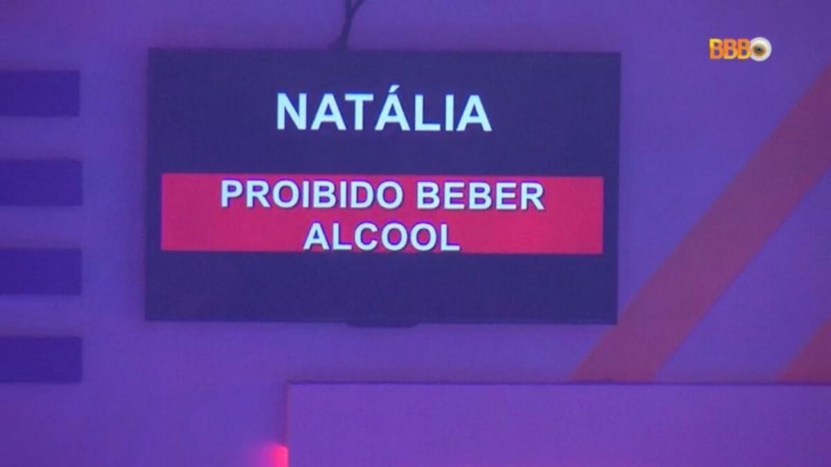 Tela da tv do BBB 22 informando para Natália não beber bebida alcoólica.