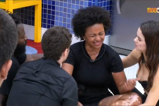 Natália chora sentada no chão da cozinha do BBB 22 ao lado de Eslovênia, Lucas e Douglas.