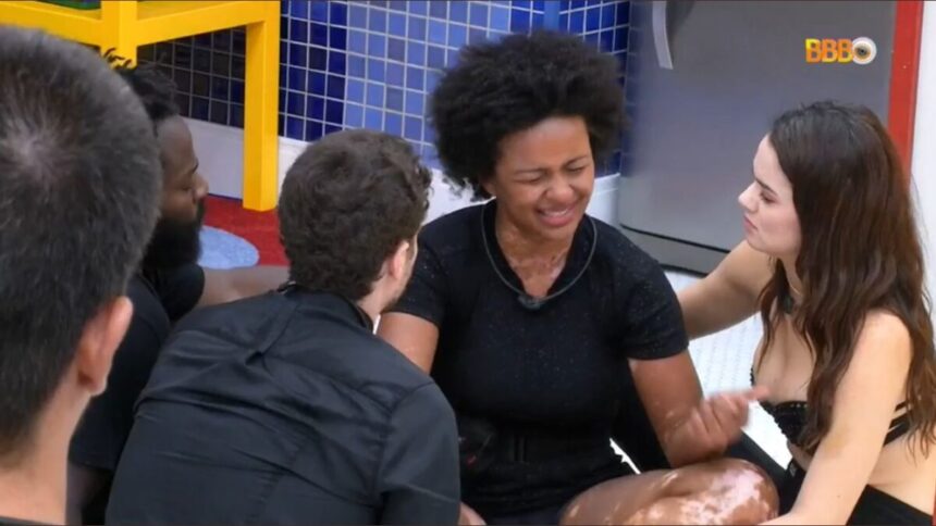 Natália chora sentada no chão da cozinha do BBB 22 ao lado de Eslovênia, Lucas e Douglas.