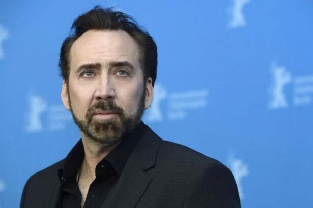 Nicolas Cage com um olhar sério