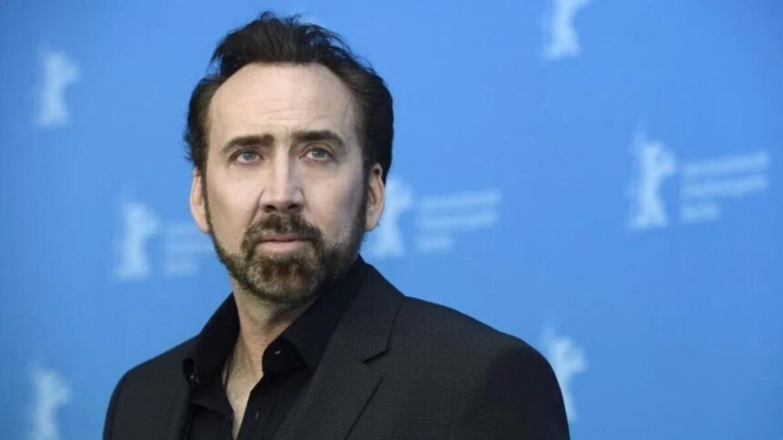 Nicolas Cage com um olhar sério