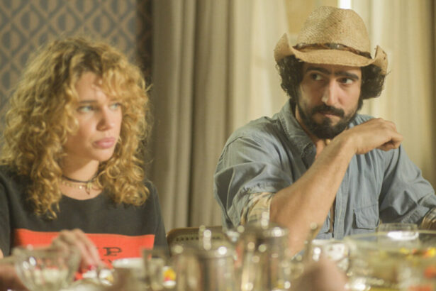 Madeleine (Bruna Linzmeyer) e José Leôncio (Renato Góes) em um jantar em Pantanal