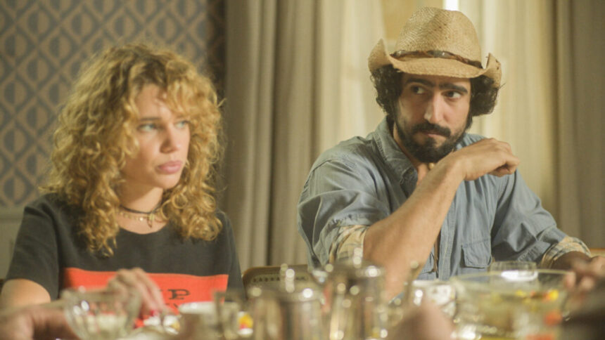 Madeleine (Bruna Linzmeyer) e José Leôncio (Renato Góes) em um jantar em Pantanal