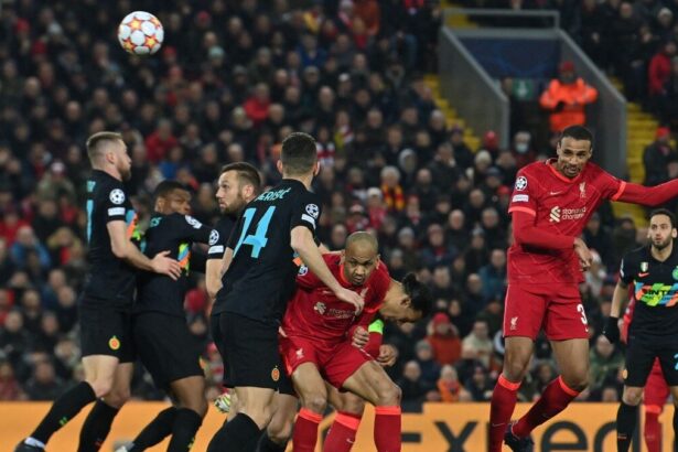 Jogadores de Liverpool e Inter de Milão em campo, durante duelo pela Liga dos Campeões