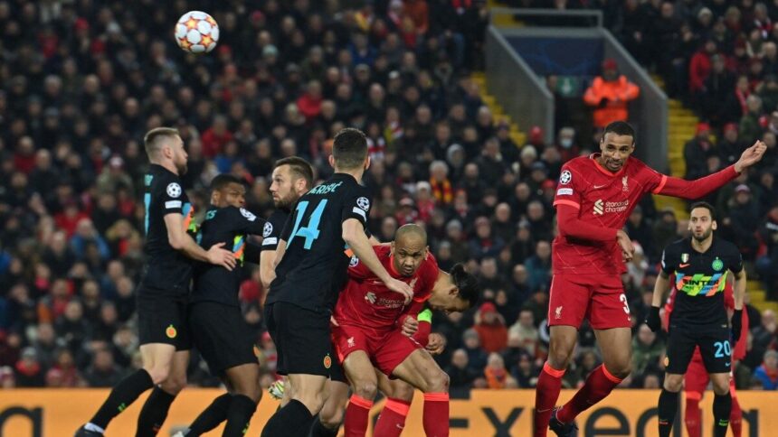 Jogadores de Liverpool e Inter de Milão em campo, durante duelo pela Liga dos Campeões