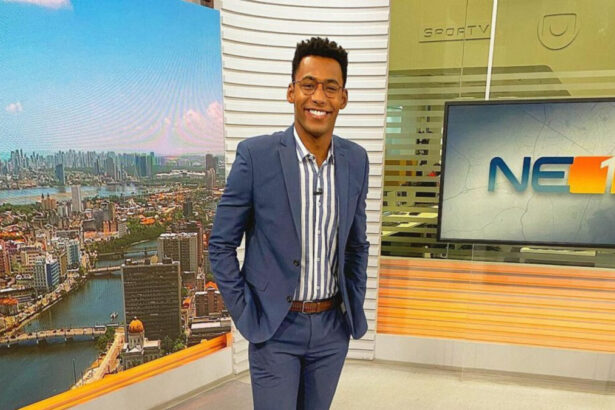 Pedro Lins no cenário do NE1 da TV Globo