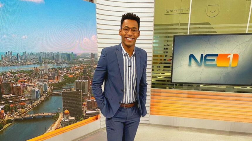 Pedro Lins no cenário do NE1 da TV Globo