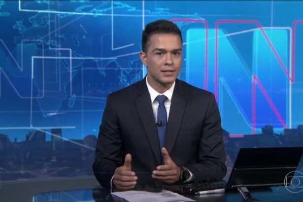 Philipe Lemos na bancada do Jornal Nacional, durante um plantão de sábado