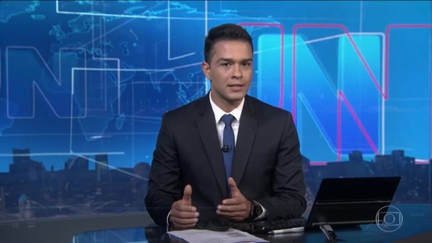 Philipe Lemos na bancada do Jornal Nacional, durante um plantão de sábado