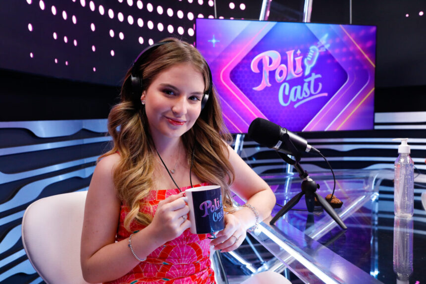Sophia Valverde posa com a caneca do Policast